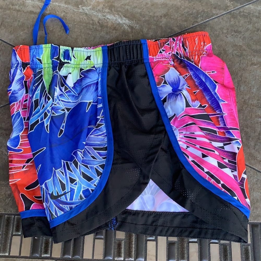NIKE WOMENS RUNNING SHORTS